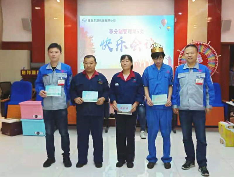 章丘豐源機械有限公司潘總為員工頒發(fā)車輛通行證.jpg 章丘豐源機械有限公司潘總為員工頒發(fā)車輛通行證