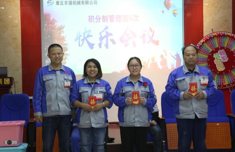 潘榮常總經(jīng)理為提出合理化建議獲獎人員頒獎 潘榮常總經(jīng)理為提出合理化建議獲獎人員頒獎