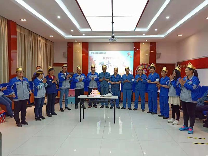 壽星公們吃蛋糕.jpg 壽星公們吃蛋糕