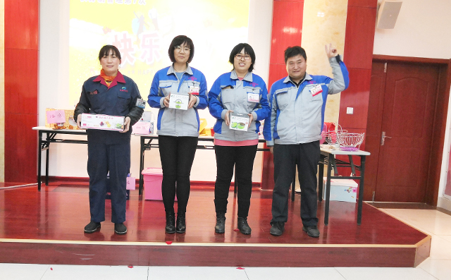 女同胞進行抽獎 女同胞進行抽獎