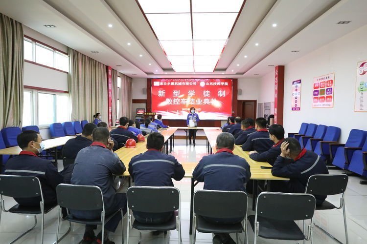 2022年11月26日,章丘豐源機械有限公司、山東技師學(xué)院合作開展的“企業(yè)新型學(xué)徒制”培訓(xùn)班結(jié)業(yè)典禮在山東居邦源高端裝備集團順利舉行。 2022年11月26日,章丘豐源機械有限公司、山東技師學(xué)院合作開展的“企業(yè)新型學(xué)徒制”培訓(xùn)班結(jié)業(yè)典禮在山東居邦源高端裝備集團順利舉行。
